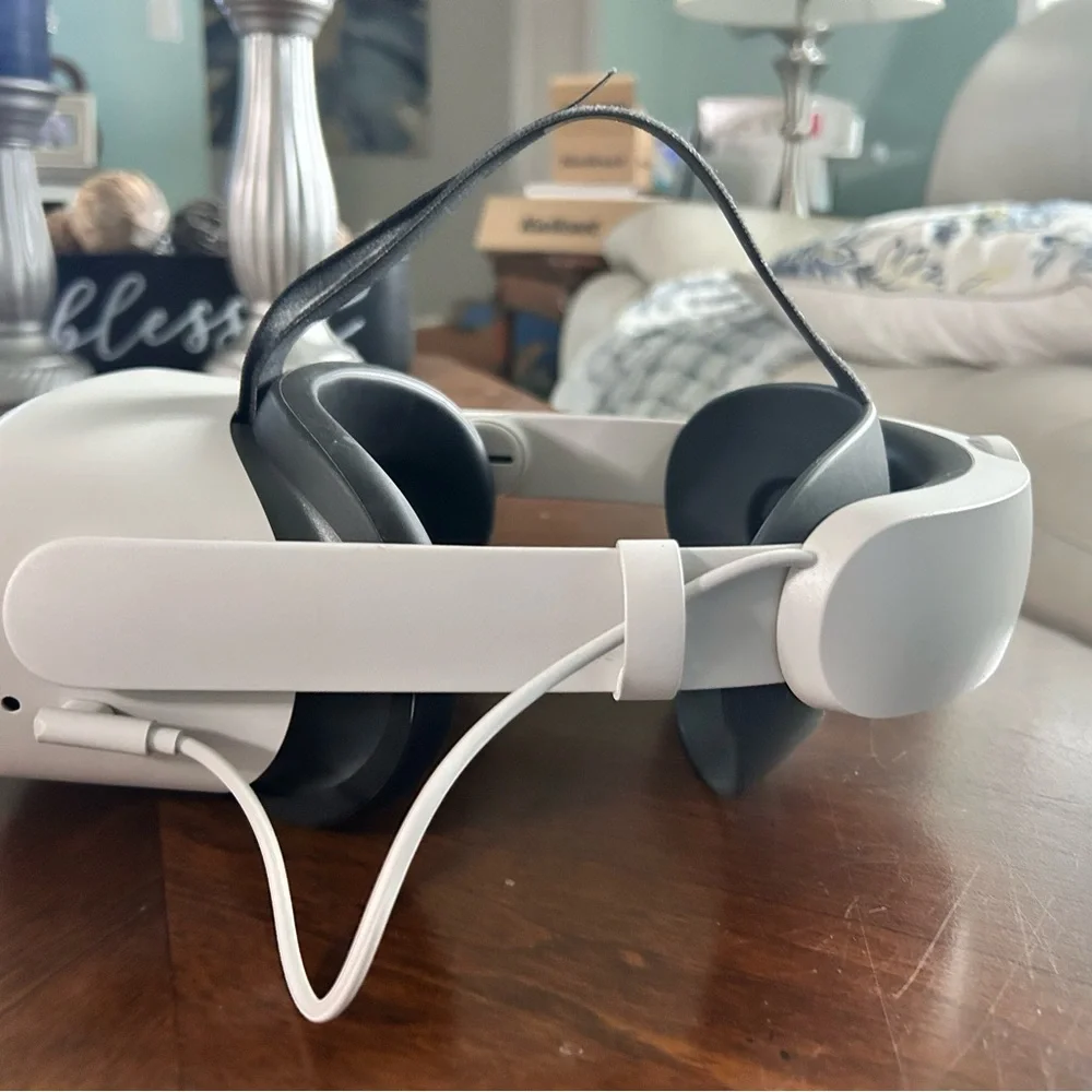 Oculus Quest 2- Elite headset+ controller grips